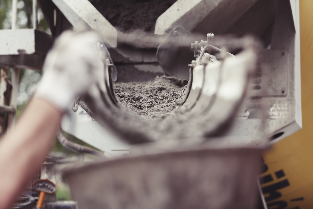 Wylewanie betonu na stopy fundamentowe
